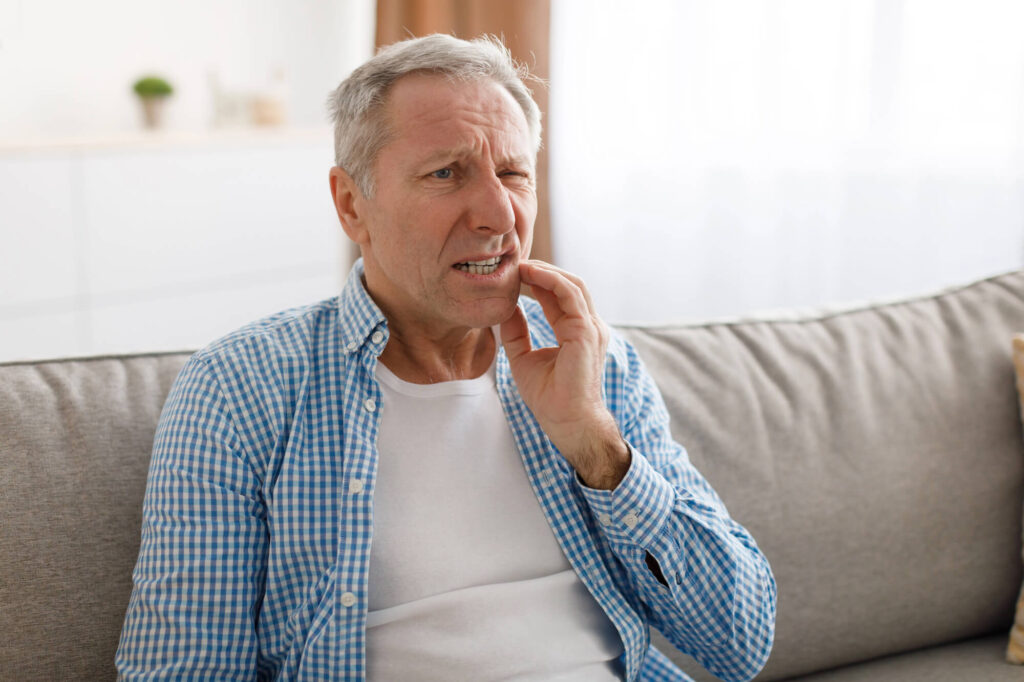 man needing St. Petersburg Emergency Dental Services Da Vista