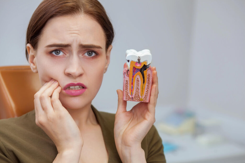 woman needing St. Petersburg Emergency Dental Services Da Vista