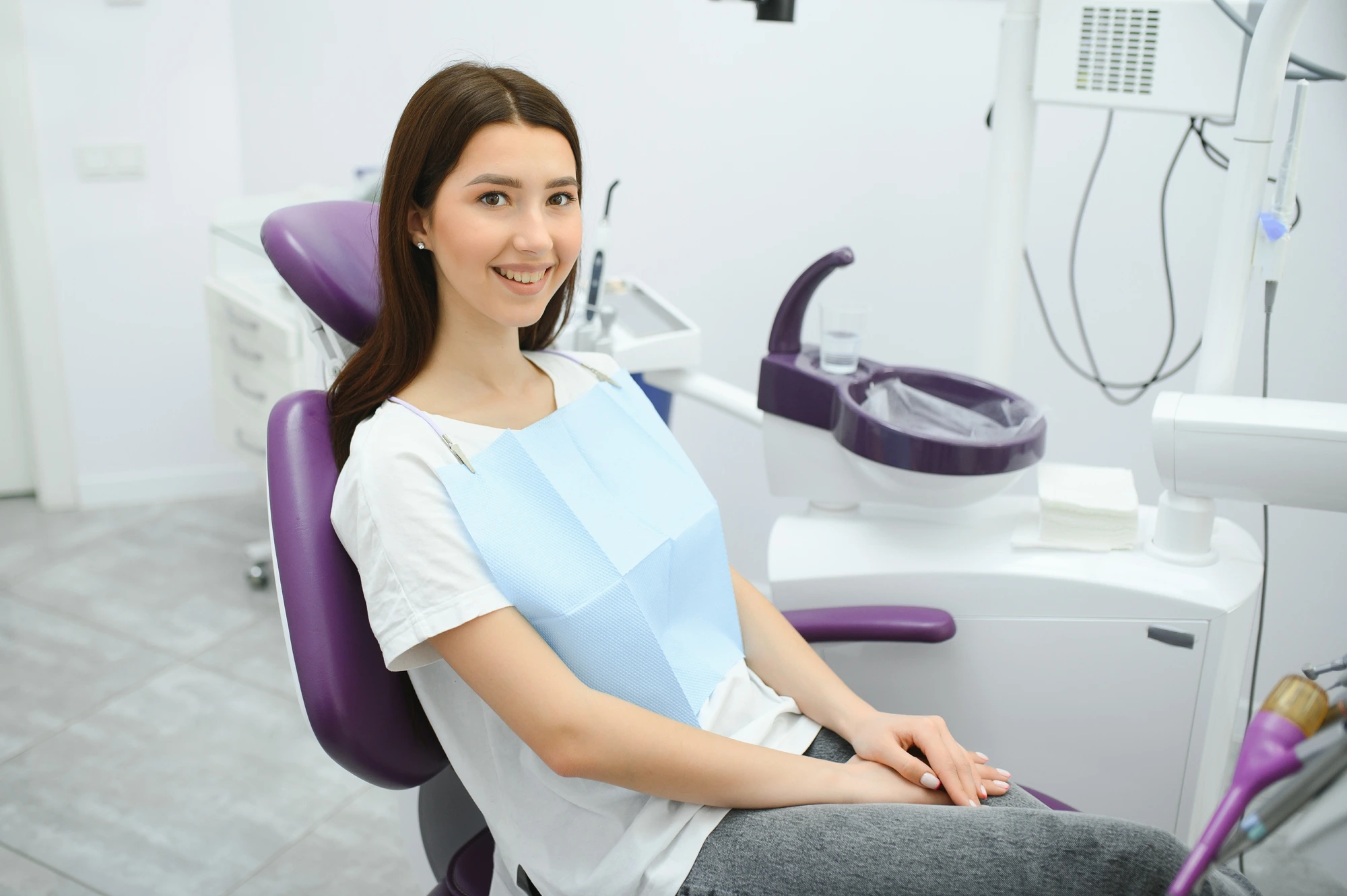 woman getting St. Petersburg emergency dental services in Da Vista